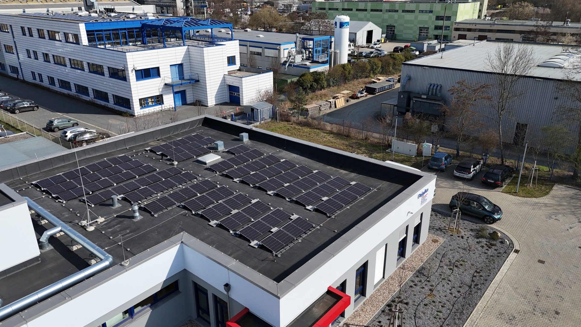 Flachdach mit PV im Gewerbe